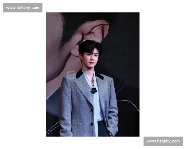 陈哲远泰国见面会 C 位登场，与高层合影尽显国际巨星风范